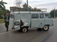 Мусоровоз с отказавшими тормозами протаранил «буханку» в Новочеркасске