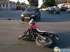 В Новочеркасске мотоциклист врезался в автоледи на «Калине»