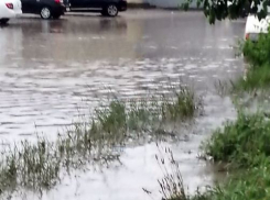 В Новочеркасске затопило площадь возле железнодорожного вокзала