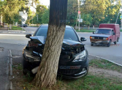 В Новочеркасске, после столкновения с «пирожком», «Опель» протаранил дерево