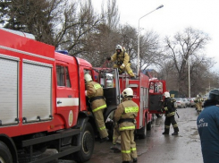 Крупный пожар лишил пожилого новочеркасца крыши над головой