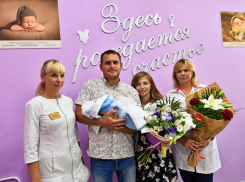 Из новочеркасского роддома выписали малыша, родившегося в донском небе 