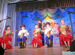 Новочеркасские школьники открыли смену детских пришкольных лагерей концертом