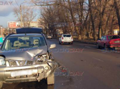 Внедорожник «взял на абордаж» легковушку на перекрестке в Новочеркасске