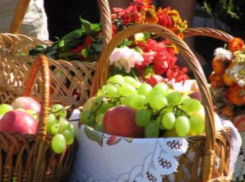 В храмах Донской митрополии освятили яблоки нового урожая