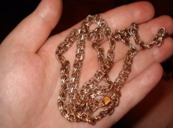 В Новочеркасске молодой человек сорвал золотую цепочку с девушки и скрылся