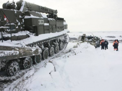 На трассу М-4 под Новочеркасском военные стягивают тяжелую спецтехнику в связи со снегопадом