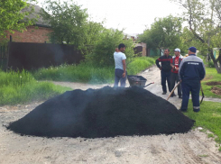 Укладка асфальта в грязь возмутила жителей микрорайона Октябрьский Новочеркасска