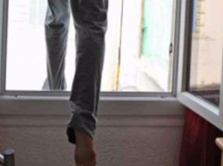 Пьяный мужчина выпал из окна в микрорайоне Октябрьский