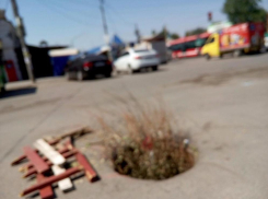 В районе Азовского рынка в Новочеркасске из огромной ямы выросла трава