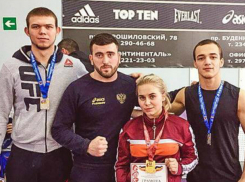 Золото и серебро областного чемпионата по вольной борьбе завоевали спортсмены из Новочеркасска