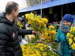 Праздник продолжается: как новочеркасцы поздравляют прекрасных дам