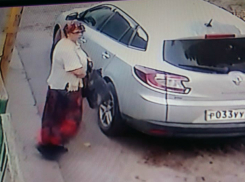 В Новочеркасске немолодая хулиганка проколола шину автомобиля и попала на видео