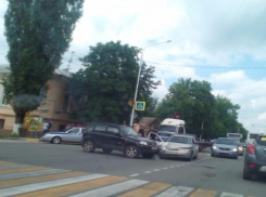 На центральной улице города осложнено движение из-за ДТП