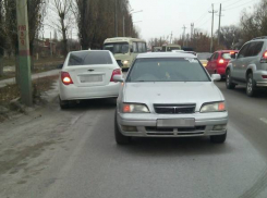 В Новочеркасске выехавший на встречку водитель спровоцировал гигантскую пробку на Трамвайной