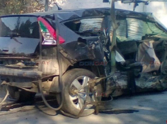 В Новочеркасске неуправляемая иномарка снесла машину и три дерева