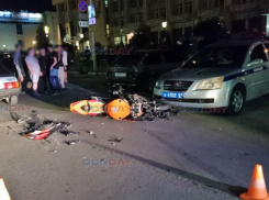 Потерявший управление мотоциклист сбил инспектора ДПС и протаранил две машины в Новочеркасске