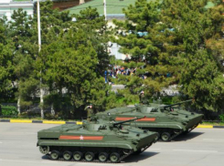 Восхитивший горожан первый военный парад в истории Новочеркасска сняли на видео