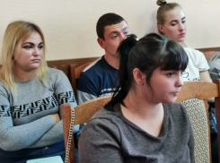 «Дайте нам наши квартиры»: в Новочеркасске дети-сироты вынуждены жить в съемном жилье из-за затянувшегося строительства домов