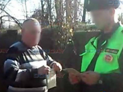 Извращенца со спущенными штанами и семилетней девочкой на коленях задержали в Новочеркасске