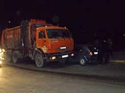 Появилось видео ДТП с мусоровозом на площади Троицкой в Новочеркасске