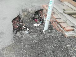 Жители Новочеркасска два года наблюдают яму в центре города