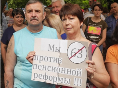 Более 1300 подписей против пенсионной реформы собрали на митинге в Новочеркасске