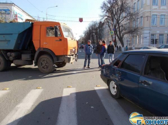 В центре Новочеркасска заниженный тонированный ВАЗ пытался проскочить на красный перед КамАЗом