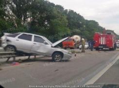 Под Новочеркасском в результате ДТП ВАЗ перелетел через отбойник