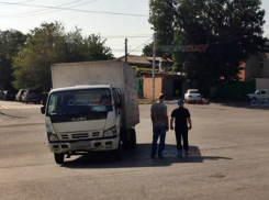 В Новочеркасске грузовик «убежал» от водителя, устроив по дороге серию ДТП