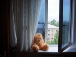 В Новочеркасске семилетний ребенок выпал из окна на четвертом этаже