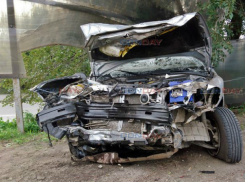 Потерявший управление водитель пробил насквозь забор и попал в больницу в Новочеркасске