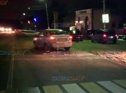 Девушка попала под колеса автомобиля в нескольких метрах от пешеходного перехода под Новочеркасском