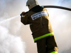 Во время крупного пожара в Новочеркасске едва не погибли два человека