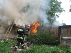 Пожар на улице Крупской в Новочеркасске уничтожил хозпостройку