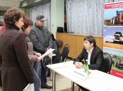 Работники НЭВЗа ищут рабочие места на предприятиях со всей области