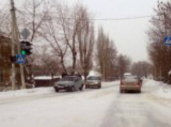 ГИБДД предупреждает новочеркасских автолюбителей о гололеде на дорогах
