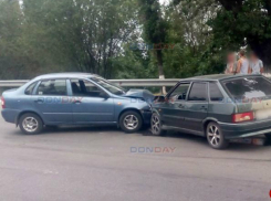 Потерявшая управление «Калина» лоб в лоб протаранила «четырнадцатую» в Новочеркасске