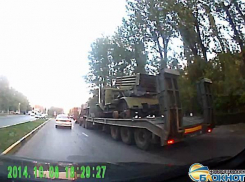 Колонна военной техники создала автомобильную пробку на главной улице Новочеркасска