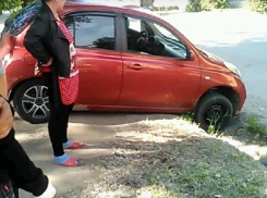 Провалившийся в ливневку Nissan в микрорайоне Донской сняли на видео жители Новочеркасска