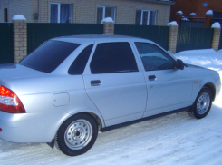 Серебристую Lada Priora с отломанным ветровиком угнали в Новочеркасске 
