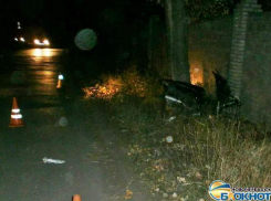 В Новочеркасске девушка попала в реанимацию, врезавшись на скутере в бетонный забор