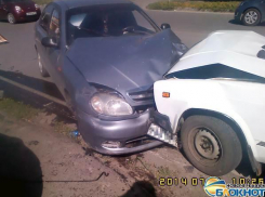 В Новочеркасске автоледи на ВАЗ-2107 выехала на встречную полосу движения и врезалась в две машины