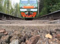 В Новочеркасске под поездом погиб молодой человек