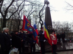 На территории новочеркасского ВУЗа открыли памятник добровольцам политеха