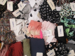 В аэропорт около Новочеркасска семейная пара привезла нелегальную турецкую одежду 