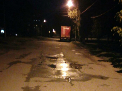 Асфальт на улице Визирова в Новочеркасске пришел в катастрофическое состояние