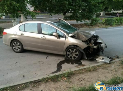На улице Просвещения в Новочеркасске водитель «Пежо» врезался в дерево