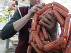 Фальсифицированные сосиски и колбасу обнаружили в одном из магазинов Новочеркасска
