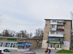 В Новочеркасске маленький ребенок запер маму на балконе